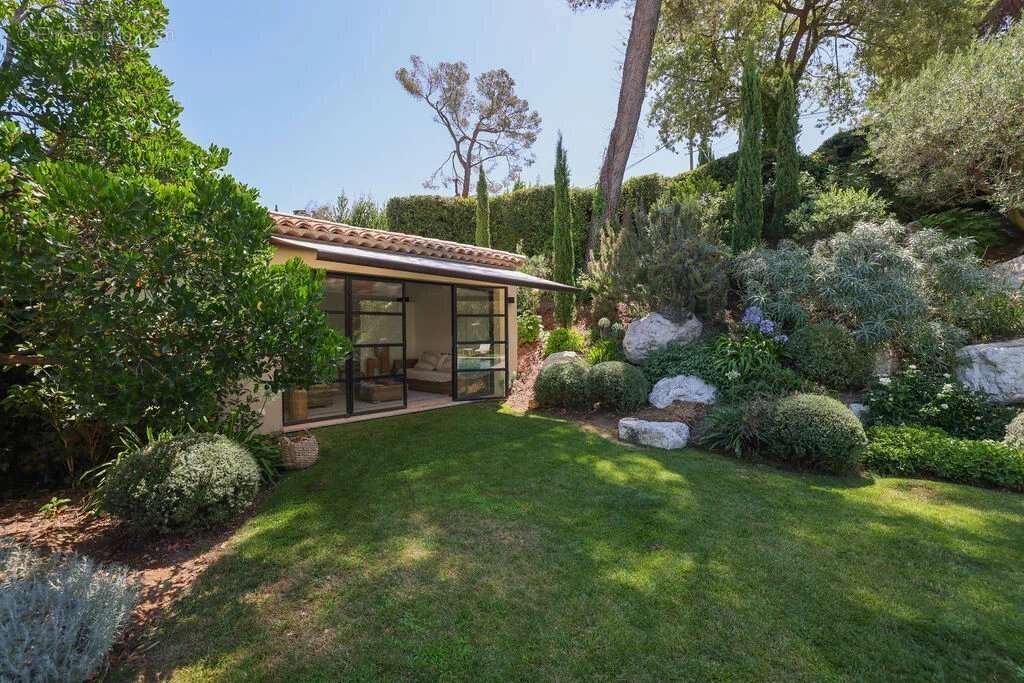 Le Cannet - Quartier résidentiel - Elégante villa de plain-pied avec jardin luxuriant , piscine. Calme absolu - photo 33
