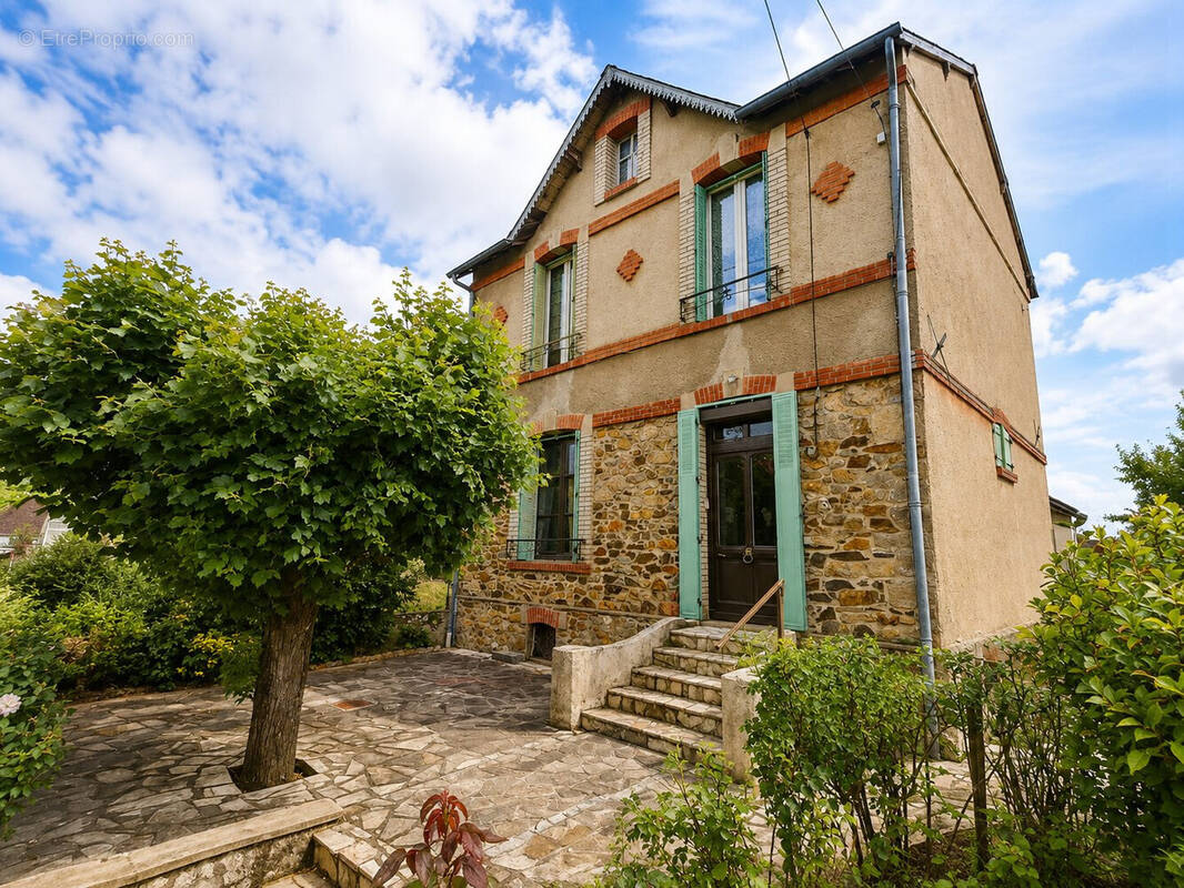Maison à LUSSAC-LES-EGLISES