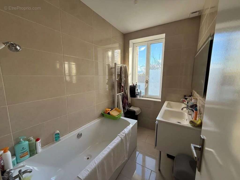 Maison à SAINT-YZAN-DE-SOUDIAC