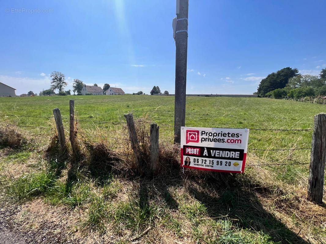 Terrain à FRETIGNEY-ET-VELLOREILLE