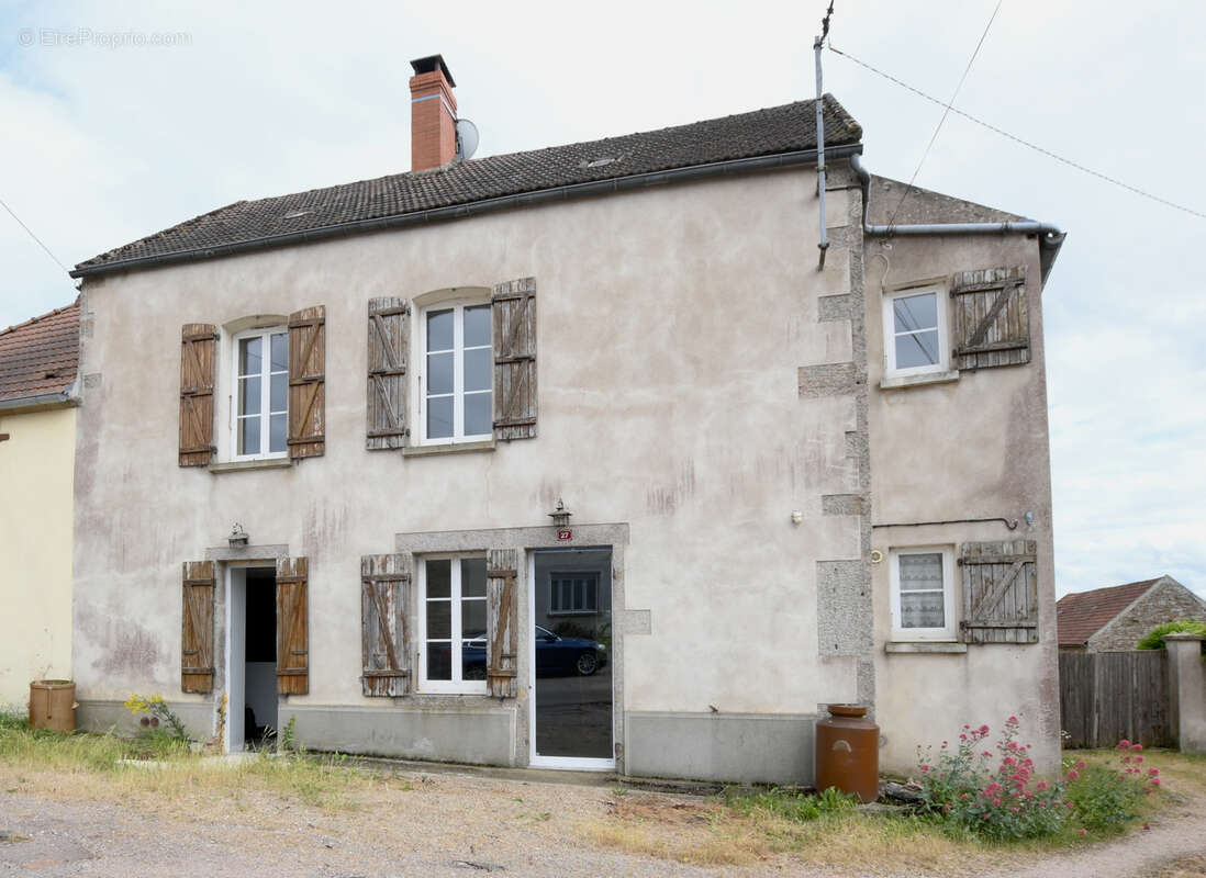 Maison à LA ROCHE-EN-BRENIL