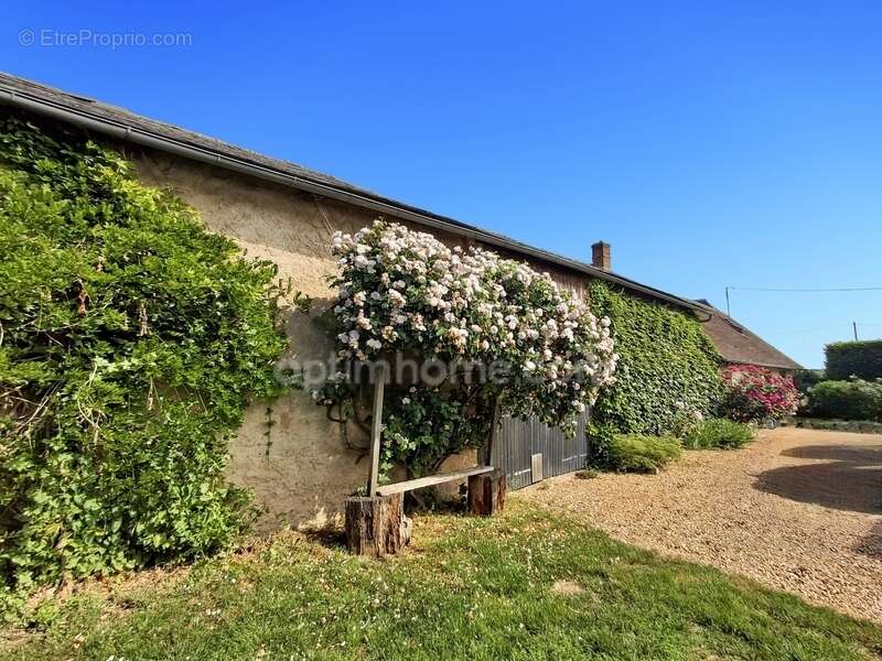 Maison à TREMBLAY-LES-VILLAGES
