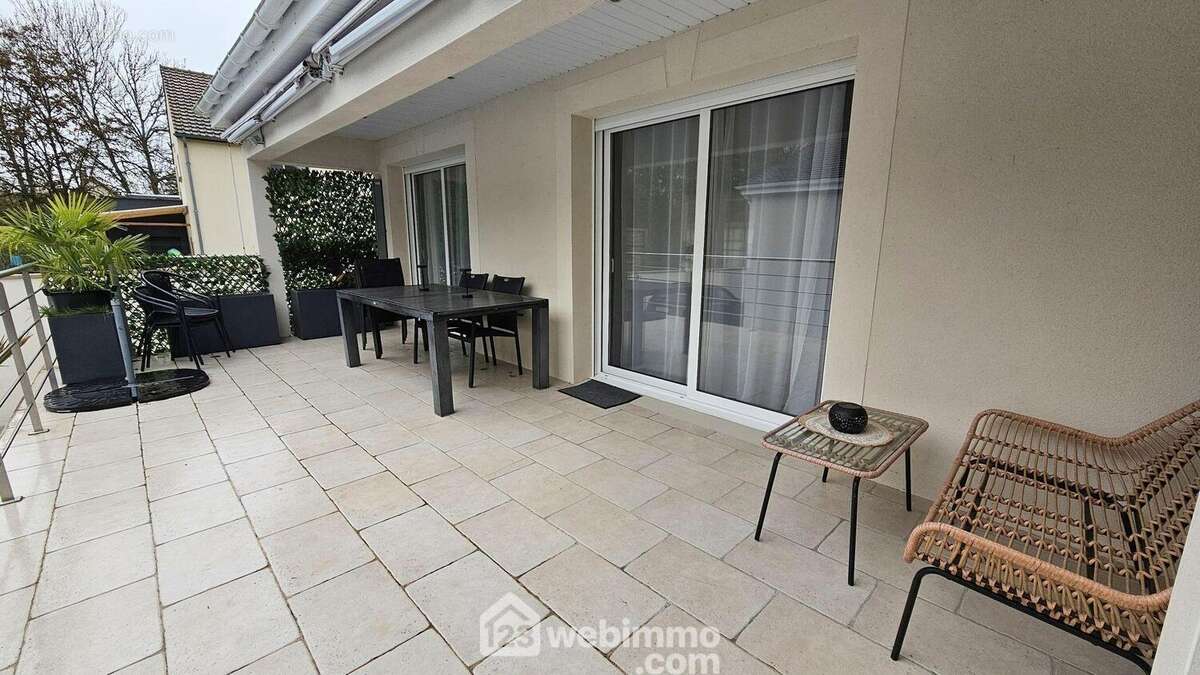 Voici la terrasse côté piscine.. - Maison à LA CHAPELLE-LA-REINE