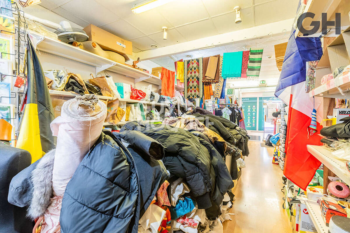 Commerce à SAINT-PIERRE-DU-PERRAY