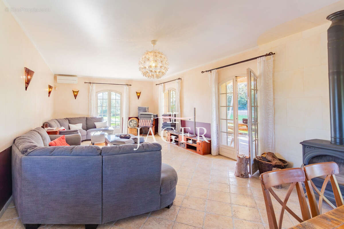 Maison 250 m² à Cogolin  - photo 8