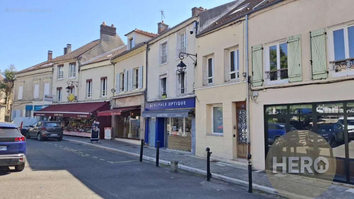 Appartement à NEAUPHLE-LE-CHATEAU