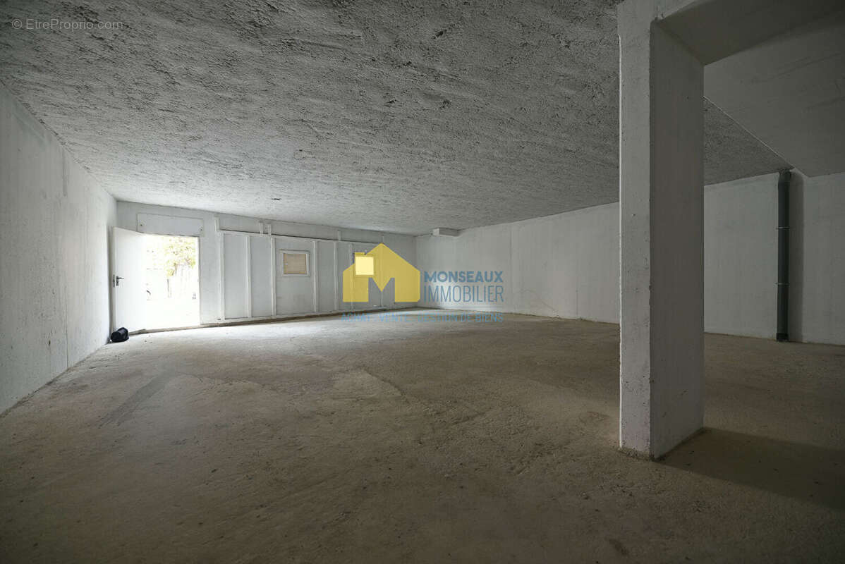 Local commercial Sainte Genevieve Des Bois 118 m2 - photo 3