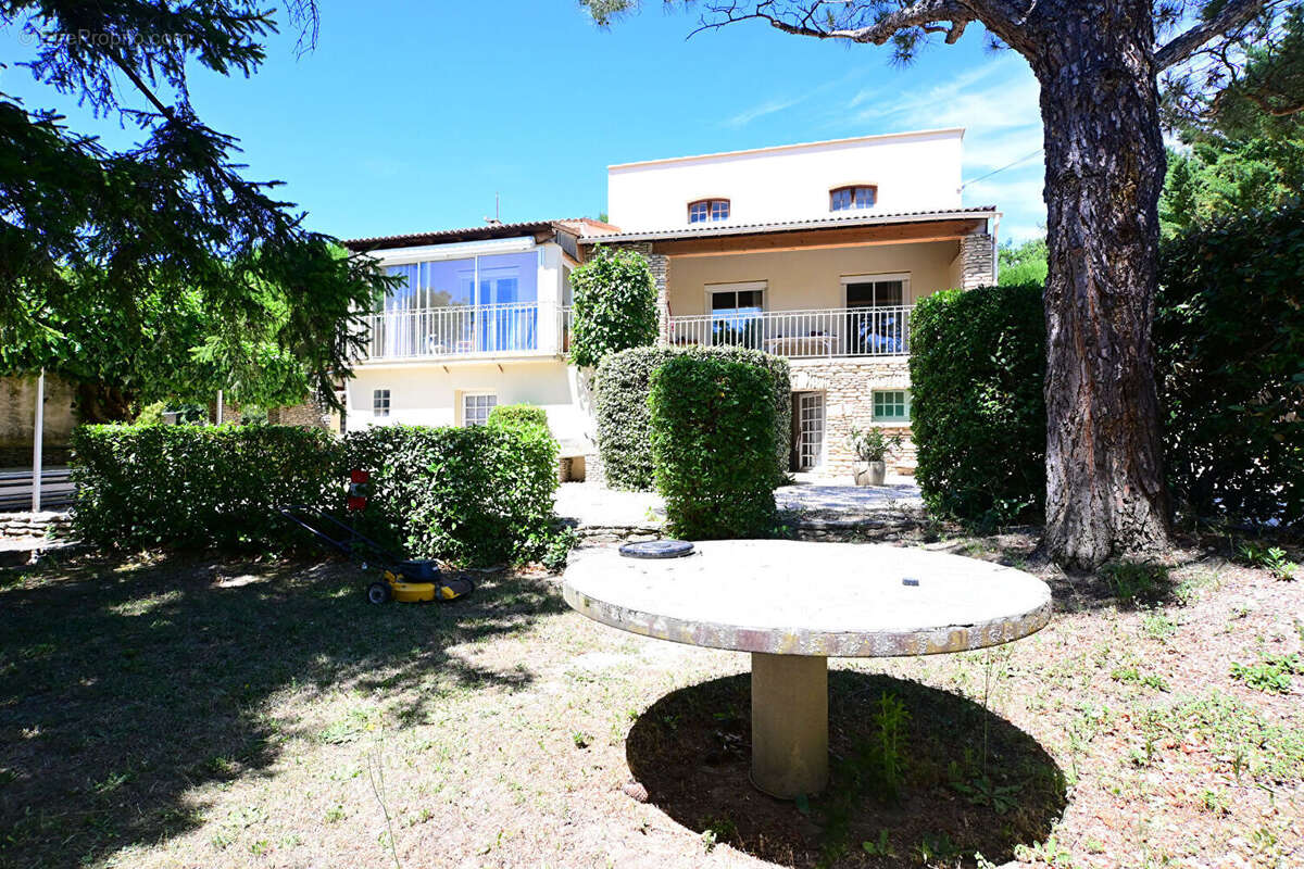 Maison à L'ISLE-SUR-LA-SORGUE
