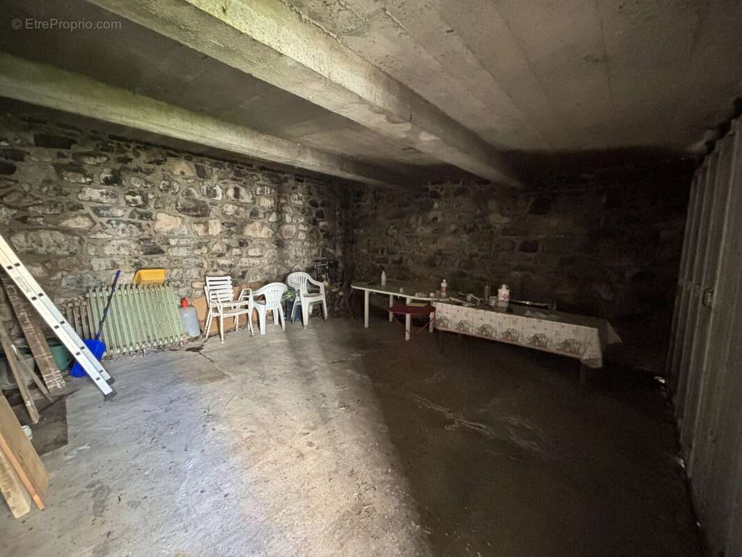 Garage - Maison à CHEYLADE