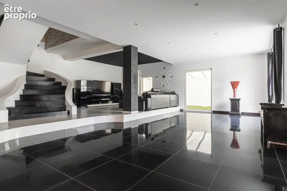 Maison de 212 m2 (intersection Rillieux/Caluire/Sathonay) avec Piscine - photo 7