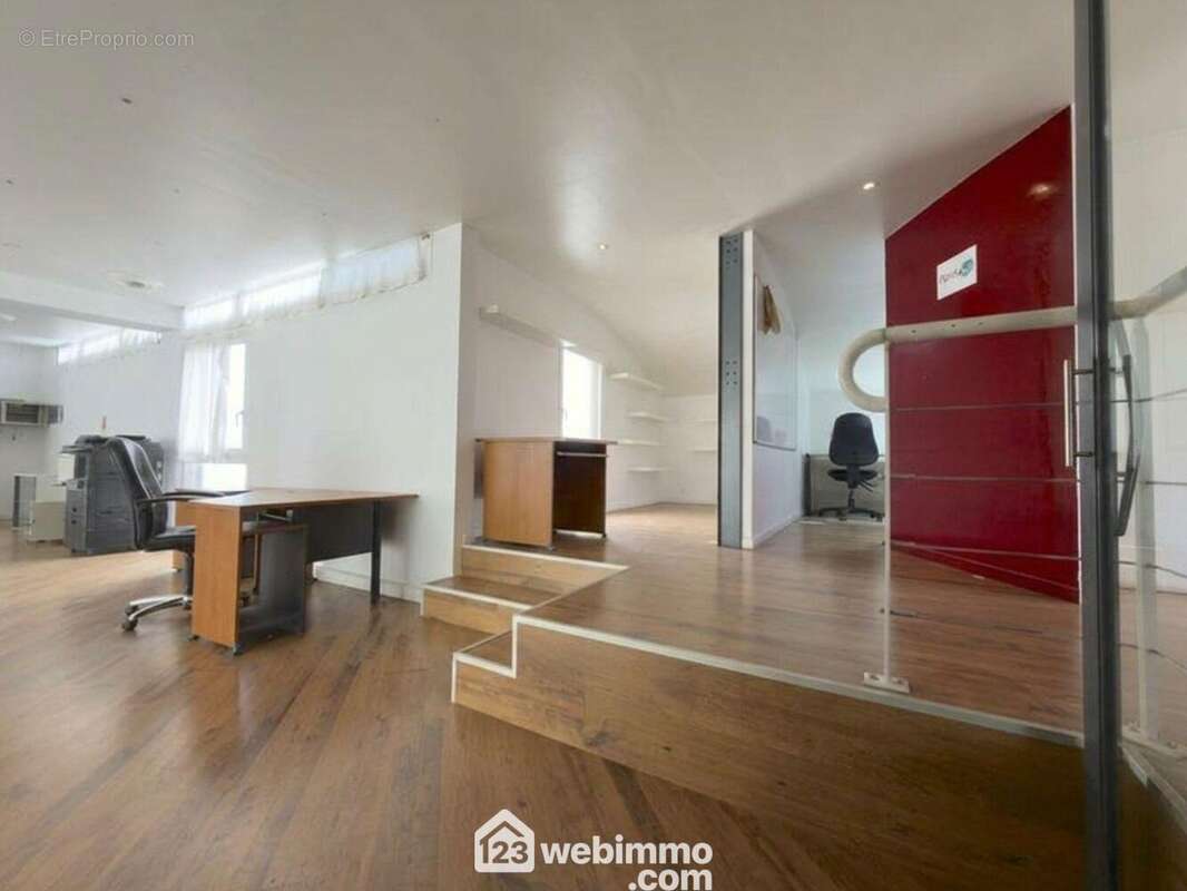 Un hall d?entrée mène à l?étage qui dessert plusieurs espaces? - Appartement à MAZE