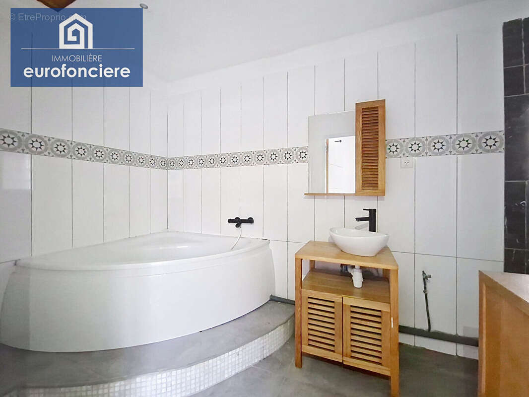 Maison à LA CHAPELLE-SAINT-LUC