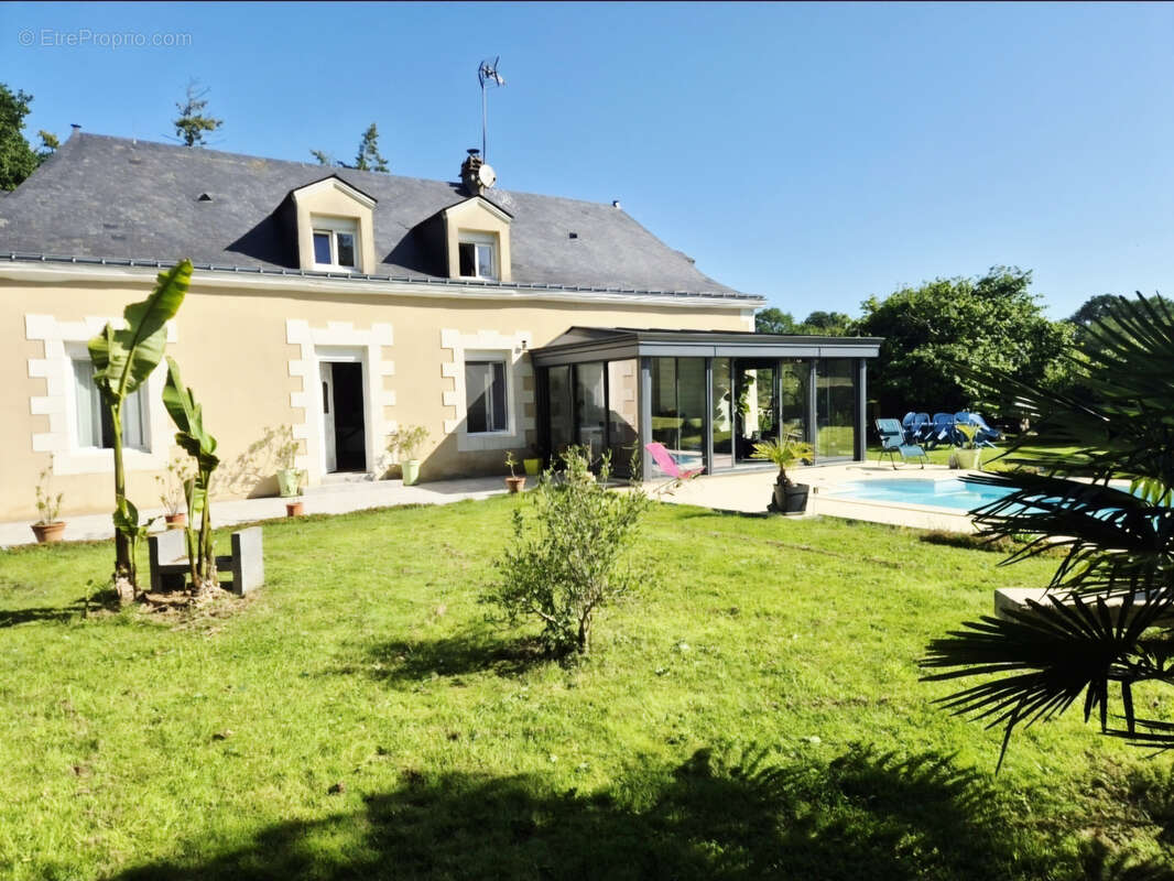 Maison à AMPOIGNE