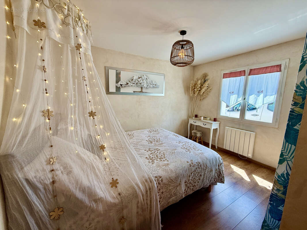 Maison à CRUZILLES-LES-MEPILLAT