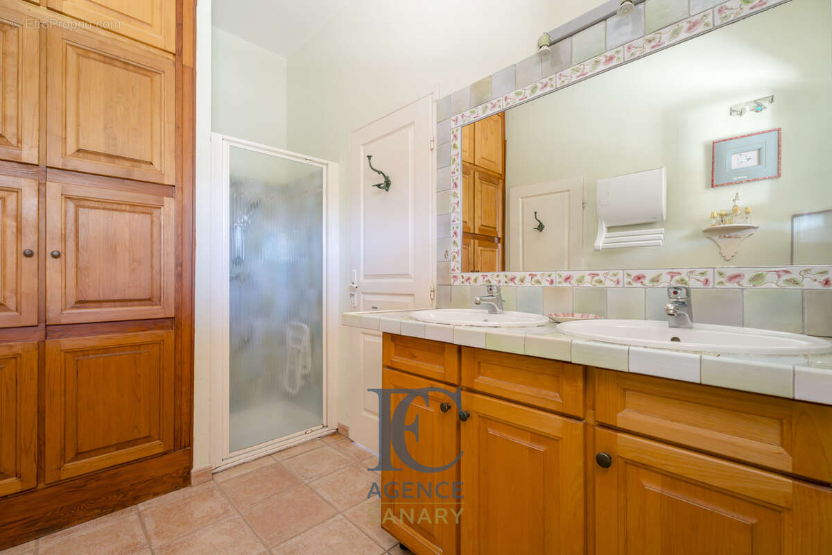 Maison à SAINT-CYR-SUR-MER