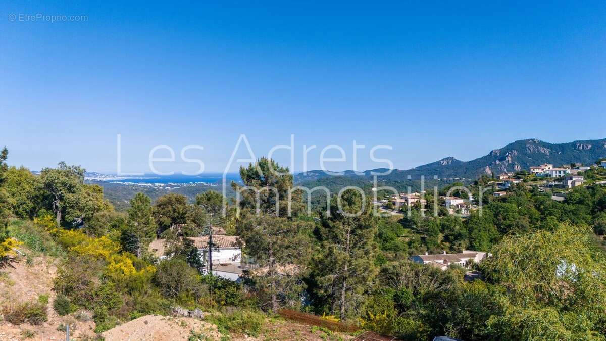 Terrain à LES ADRETS-DE-L'ESTEREL