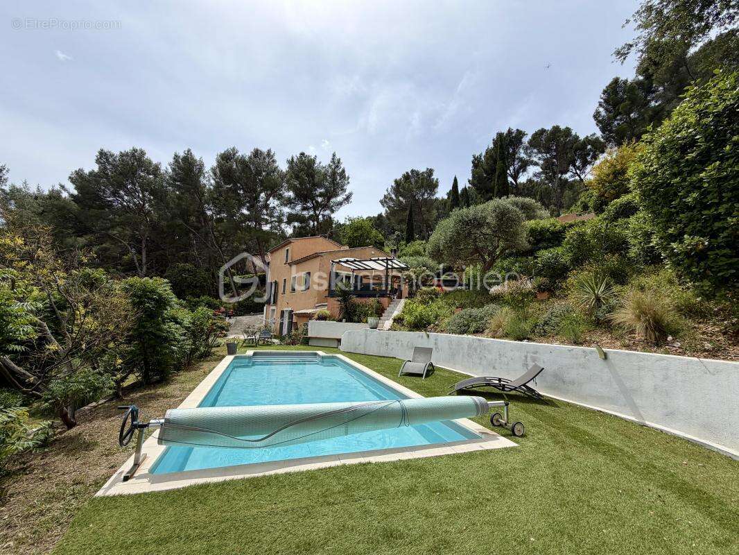 Maison avec vue dégagée, piscine et vaste terrain - photo 2