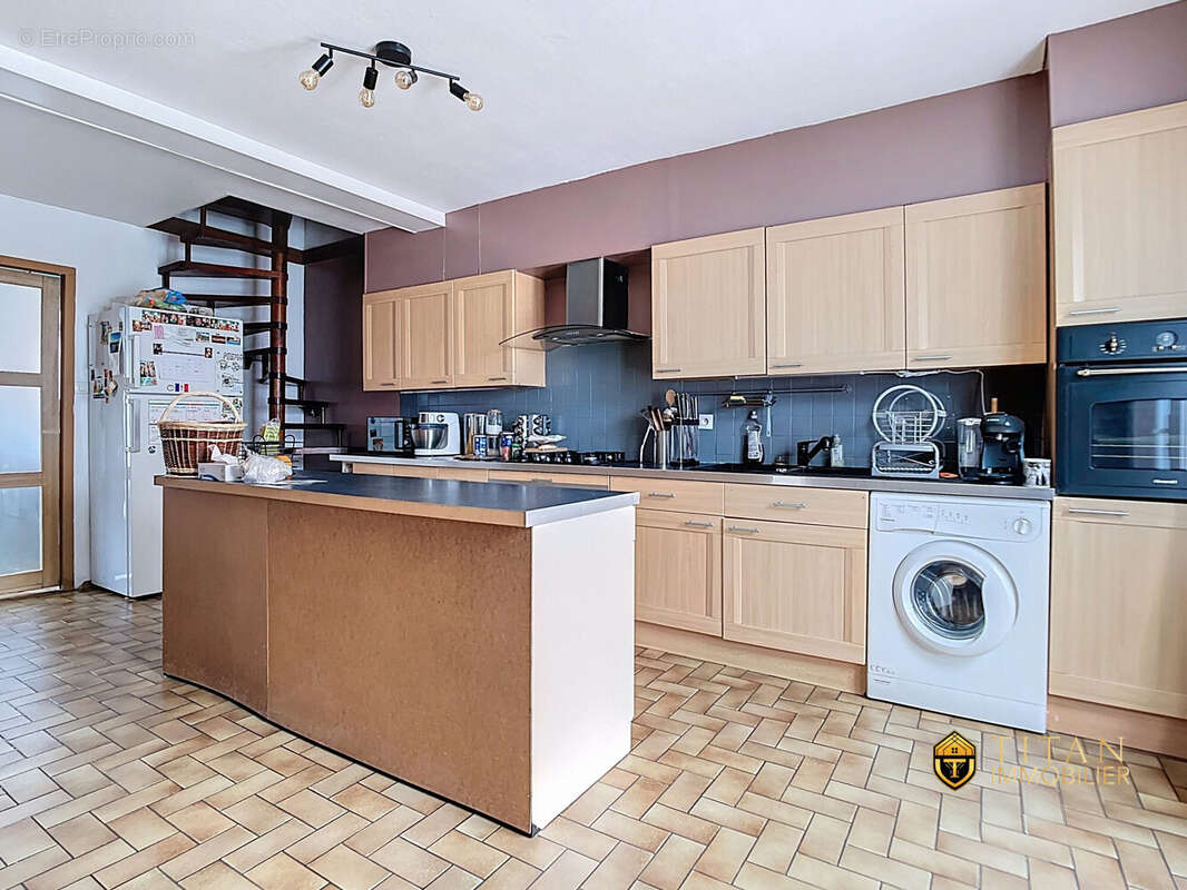 Maison semi individuelle de 124 m² avec 3 chambres, une véranda, une buanderie, un garage et jardin à Cappelle-la-Grande ( 59180)  - Maison à CAPPELLE-LA-GRANDE