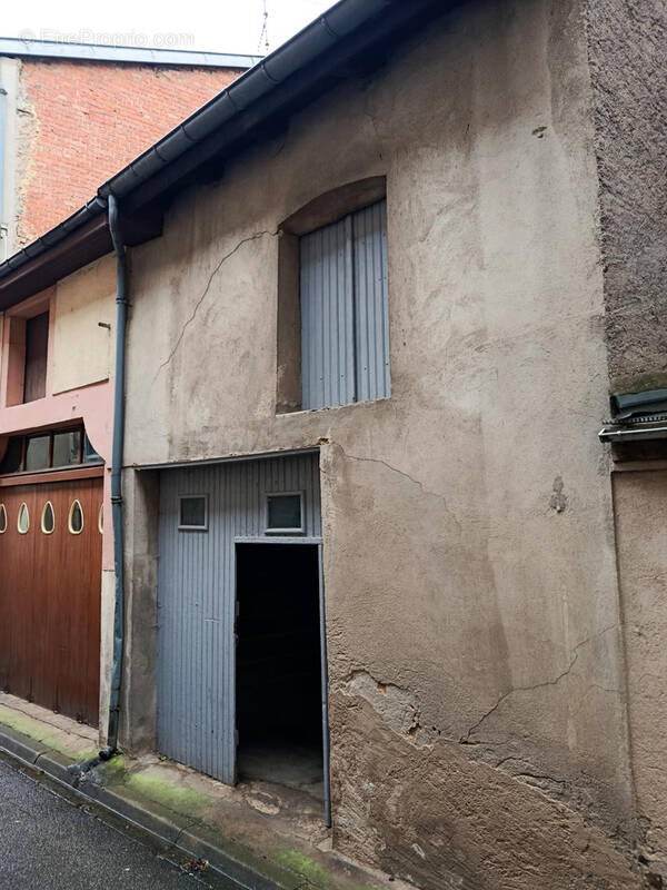 Parking à VIC-SUR-SEILLE