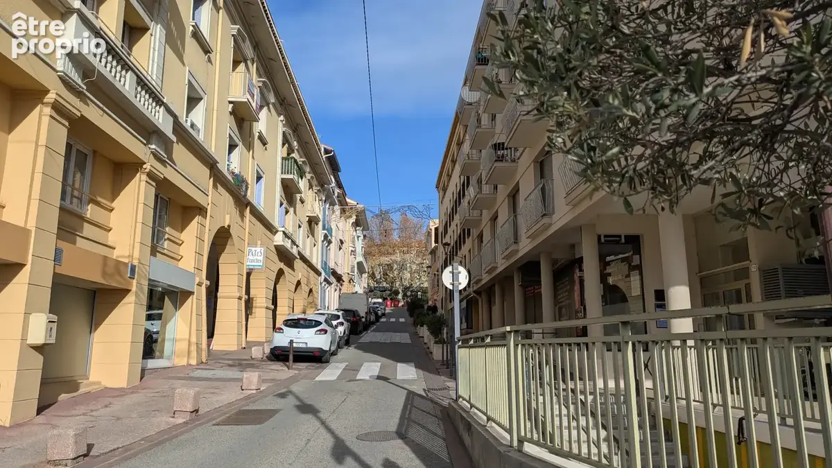 Local commercial avec belle vitrine donnant sur rue passante de FREJUS CENTRE - photo 1