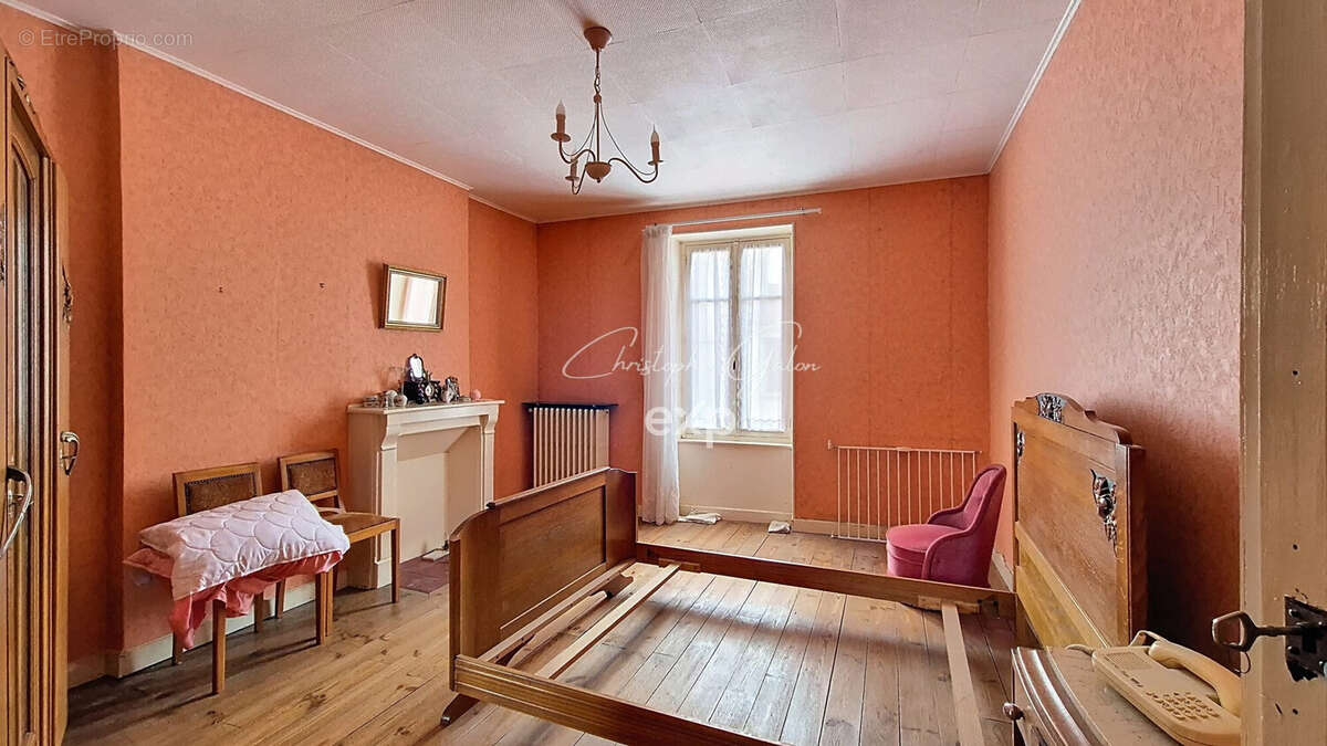 Maison à LA JONCHERE-SAINT-MAURICE