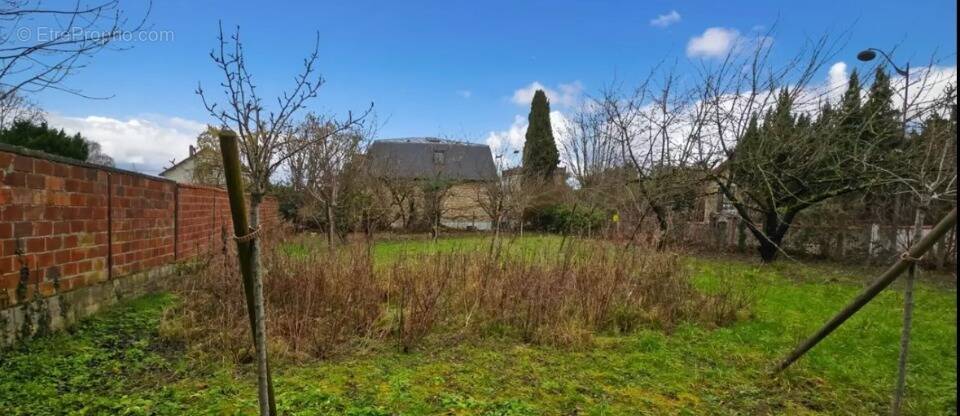 Terrain à SAINTE-GENEVIEVE-DES-BOIS