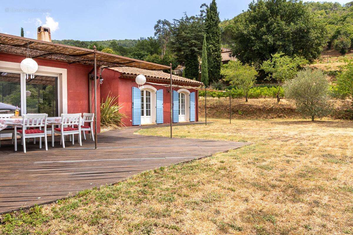 Collobrières  Maison de 146 m²  4 chambres  Terrain de 2 890 m²  Piscine - photo 4