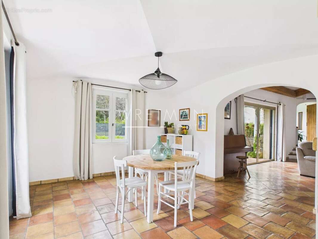 Maison à ROQUEFORT-LES-PINS