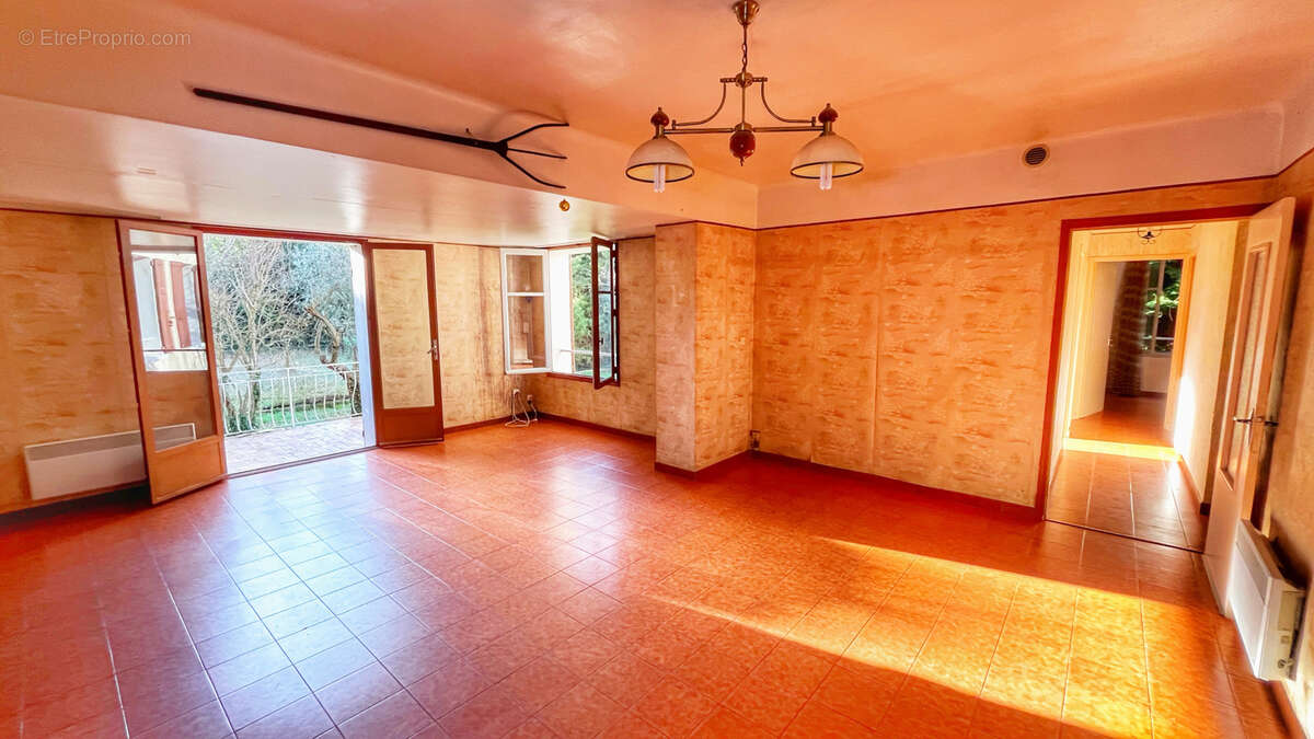 Maison à ENTRAIGUES-SUR-LA-SORGUE