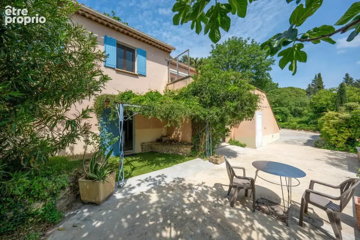 Villa T5 + T3 avec vue dégagée, piscine et immense garage - photo 1