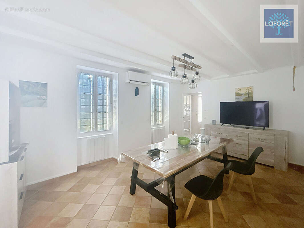 Maison à BUSSAC-FORET