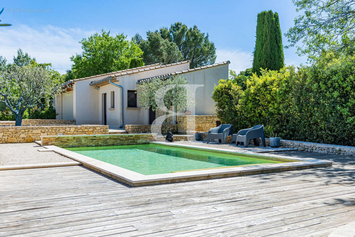 Maison à LA ROQUE-SUR-PERNES