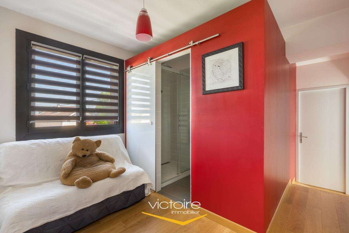 GENAS - Maison T5 avec jardin paysagé de 804 m2 avec piscine - photo 15