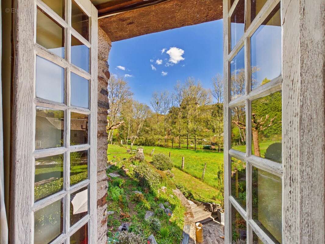 Maison à SEGUR-LE-CHATEAU