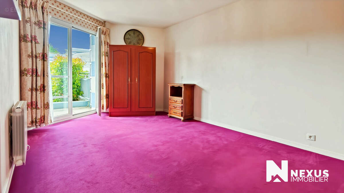 chambre 2 - Appartement à MONT-SAINT-AIGNAN