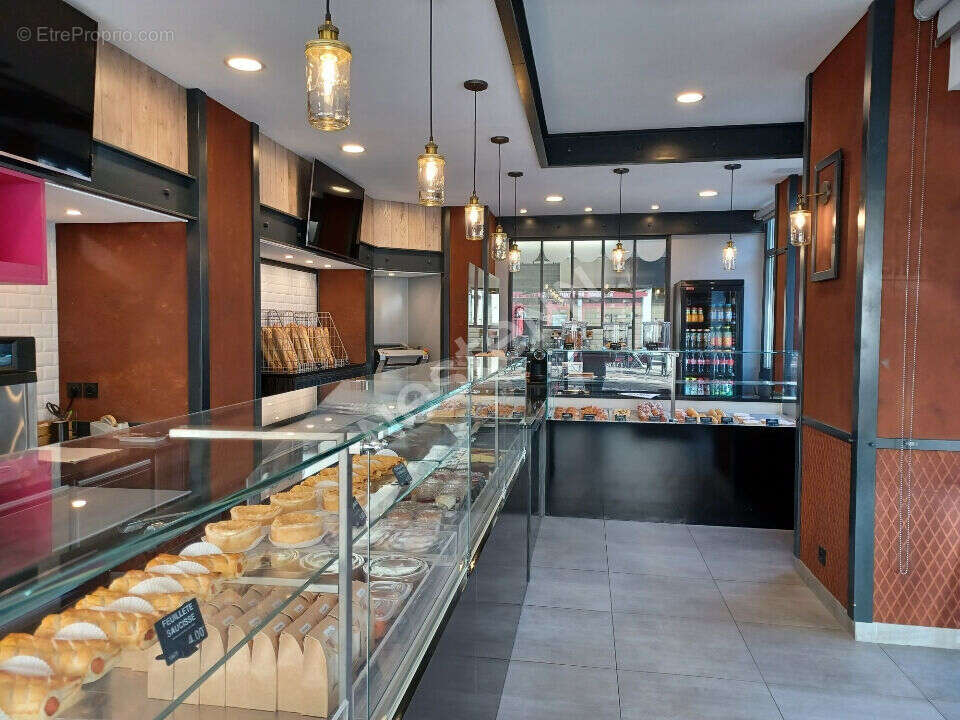 Snacking/ boulangerie . Belle Opportunité Centre-Ville + Logement . Fort passage étudiant et touristes - photo 3