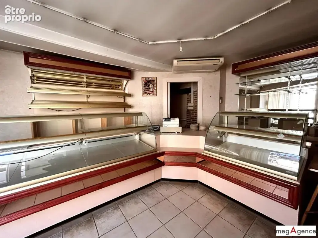 En centre ville 165.29 m², comprenant : logement d'habitation + ancien local commercial (avec boutique et vitrine) - photo 2