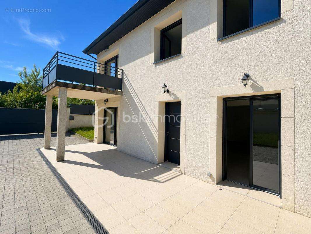 EN EXCLUSIVITÉ – Maison familiale rénovée, DPE A, à deux pas du centre-ville - photo 16