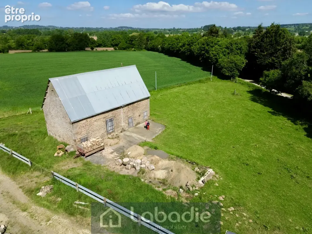 A proximité d'un bourg tous commerces, un beau bâtiment en pierres à rénover, terrain de 3128m2. - photo 4
