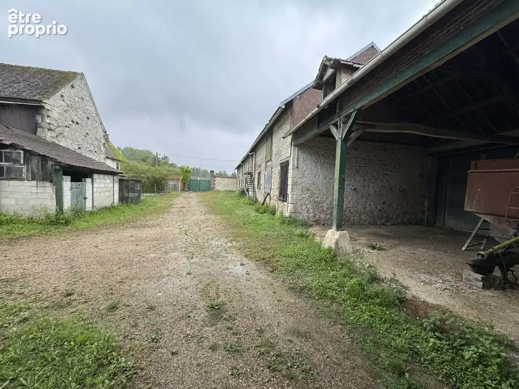 Corps de ferme habitable avec dépendances a rénover. - photo 5