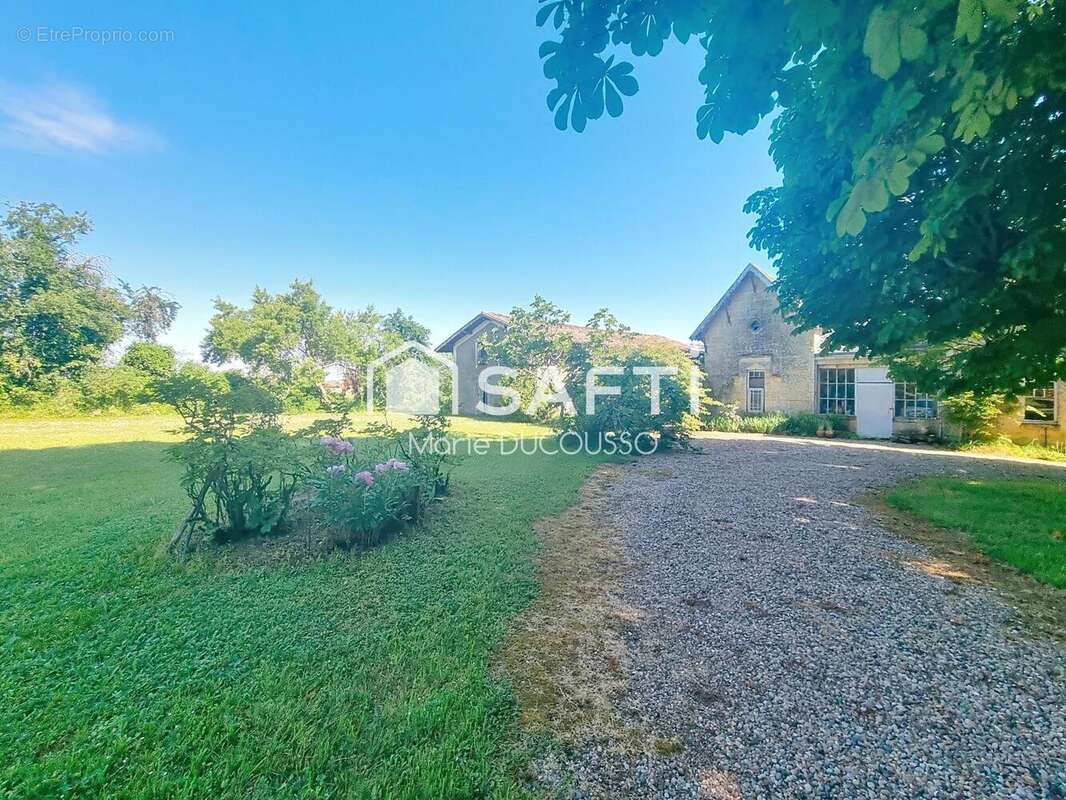 Maison 286 m² à Pujols  - photo 2