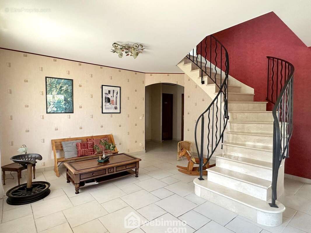 Vaste entrée desservant ... - Maison à MAZE