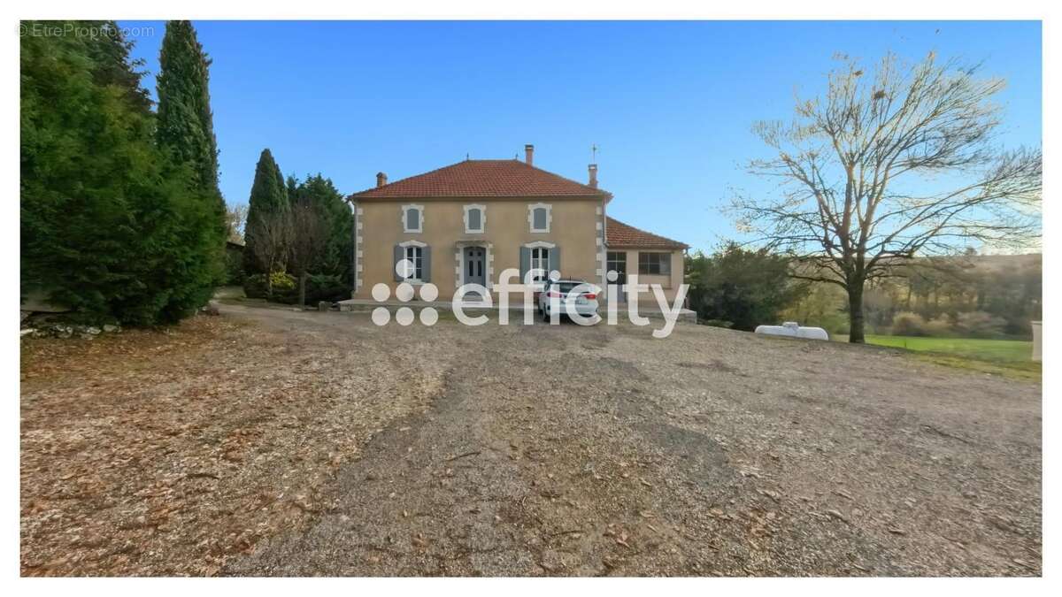 Maison à SAINT-PASTOUR