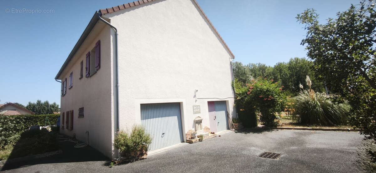 Maison familiale de 176 m2 avec appartement indépendant   6 chambres   Terrain clos de 900 m2 - photo 3