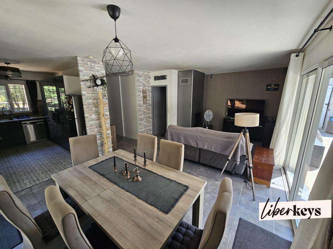 AMPUS (83) Maison de 134 m²  Garage double  sur 1200 m² de terrain plat, piscinable,  clôturé et arboré - photo 9
