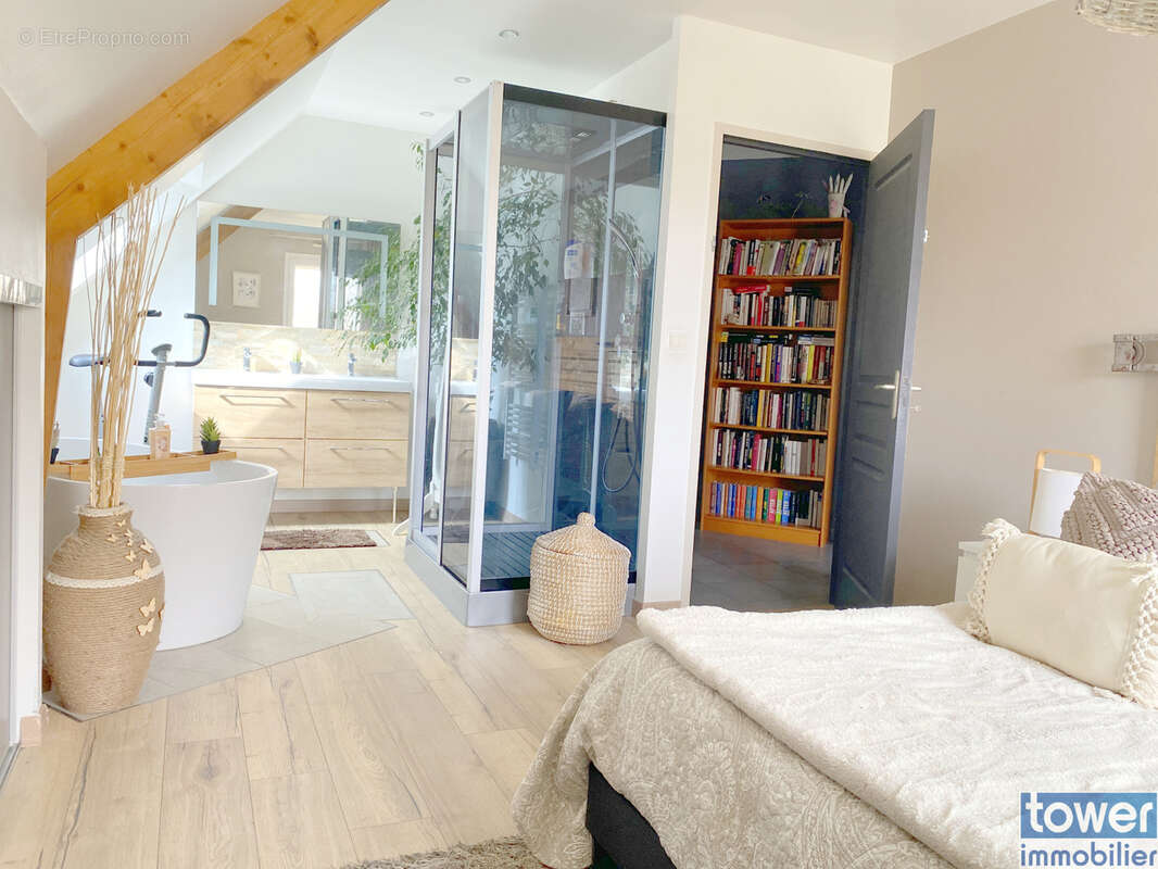 EXCLUSIVITE !!! Maison de standing 2009   219 m2 habitables sur terrain de 945 M2   Située en NORMANDIE. - photo 5
