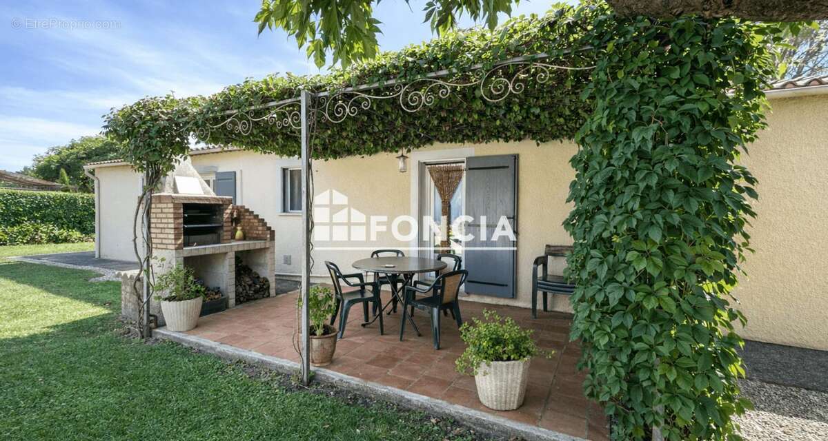 Maison à MONTAREN-ET-SAINT-MEDIERS