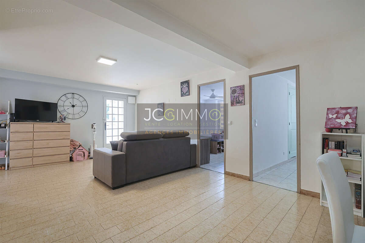 Hyeres (la bayorre) - haut de maison 101 m2 + terrasse + loggia + annexes - photo 3