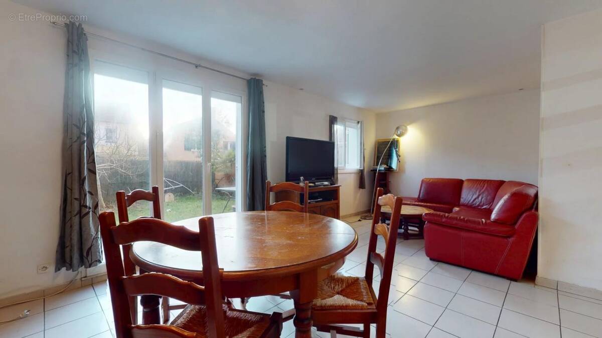 Maison à VOISINS-LE-BRETONNEUX