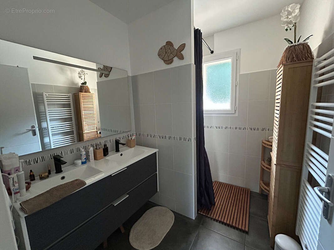 Maison contemporaine récente de plain -pied, piscine et annexes - photo 13